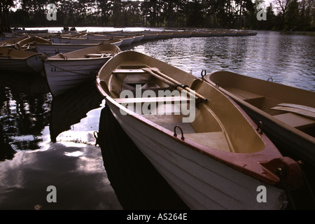 Bateaux sur un lac du Bois de Boulogne à Paris Banque D'Images