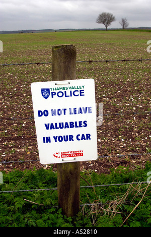 Thames Valley Police CRIMESTOPPERS signer dans un parking sur le sentier national Ridgeway byway dans Berkshire England UK Banque D'Images