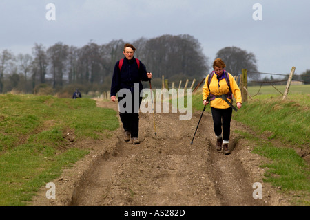 Deux Randonneurs marchant dans les ornières faites par les véhicules 4x4 sur le sentier national Ridgeway byway dans Berkshire England UK Banque D'Images