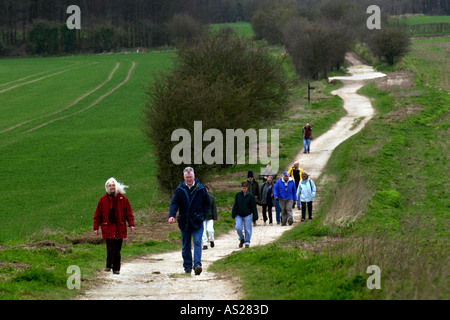 Groupe de randonneurs marchant sur le sentier national Ridgeway byway dans Berkshire England UK Banque D'Images