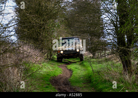 Les membres de l'Association Voie verte au volant de leur Land Rover la négociation d'une végétation byway off The Ridgeway Sentier national Banque D'Images