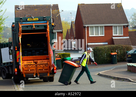 Les travailleurs de la ville de recueillir des déchets ménagers pour le recyclage de l'extérieur des maisons dans Newport South Wales UK Banque D'Images