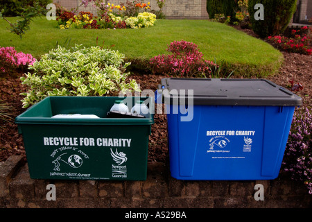 Le recyclage des boîtes pour déchets ménagers à la disposition sur le mur à l'extérieur le jardin d'une maison à Newport South Wales UK Banque D'Images