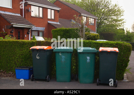 Caisses remplies de matériau de recyclage et wheelie bacs pleins d'ordures domestiques à l'enfouissement et le compostage à l'extérieur de maisons UK Banque D'Images