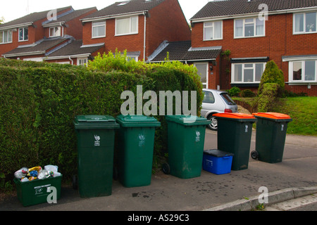 Caisses remplies de matériau de recyclage et wheelie bacs pleins d'ordures domestiques à l'enfouissement et le compostage à l'extérieur de maisons UK Banque D'Images