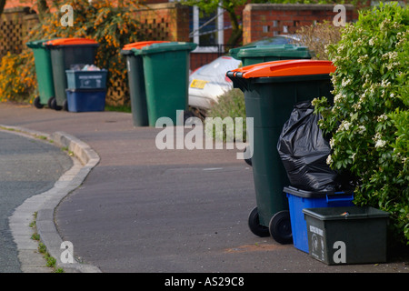 Caisses remplies de matériau de recyclage et wheelie bacs pleins d'ordures domestiques à l'enfouissement et le compostage à l'extérieur de maisons UK Banque D'Images