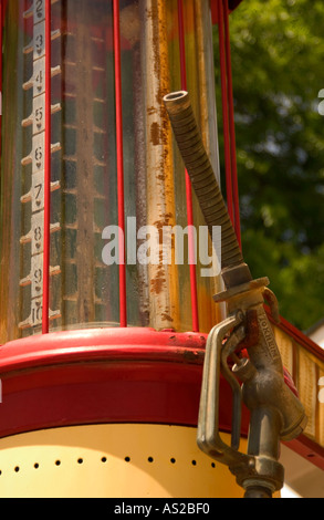 Ancienne pompe à gaz à la station-service Shell historique en forme de coquille à Winston-Salem NC USA, pétrole et gaz au détail Banque D'Images