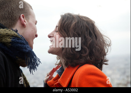 Les amoureux de Paris. Boy Meets Girl. Les jeunes de cœur. jeune couple. amis. Banque D'Images