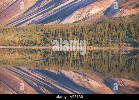 Les pentes des montagnes rocky reflet dans les lacs Twin Lake Clark National Park W Alaska Banque D'Images