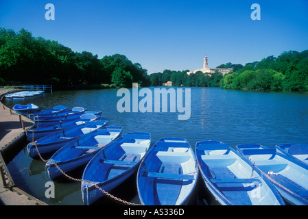 Le Bleu des barques sur le lac sur le campus de l'Université Nottingham Nottinghamshire England GB UK EU Europe Banque D'Images