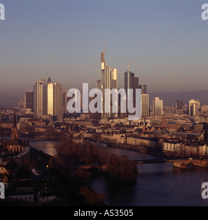 Francfort/Main, Skyline bei Dämmerung Banque D'Images