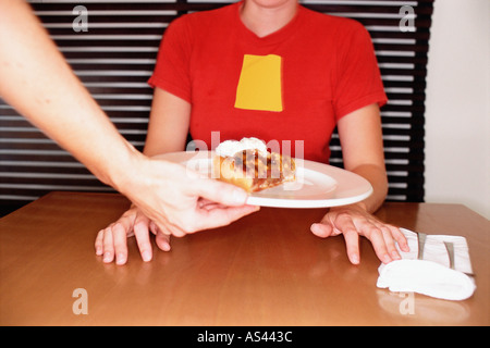 Servi dans une assiette à dessert Banque D'Images