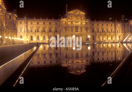 Le Louvre, Paris, France la nuit avec réflexion Banque D'Images