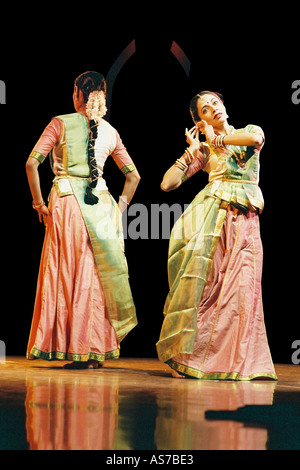 Deux danseurs classiques indiennes d'Nityabharati étudiants Pune de Rohini Bhate groupe de la scène de danse Kathak Inde Banque D'Images
