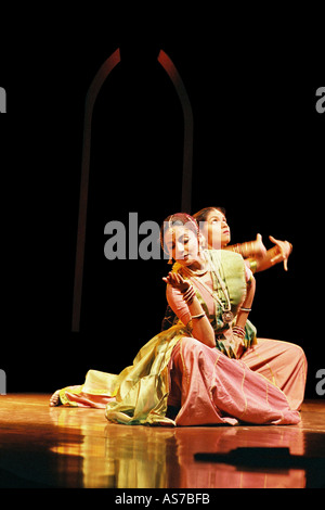 Deux Nityabharati danseuse de Classique Indienne Pune élève de Rohini Bhate Inde danse Kathak solo Banque D'Images