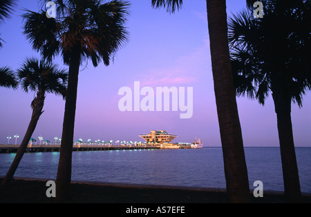 La Jetée la jetée historique complexe dans la ville de Saint-Pétersbourg, le Tampa Bay, Floride, USA. Soirée d'été Banque D'Images