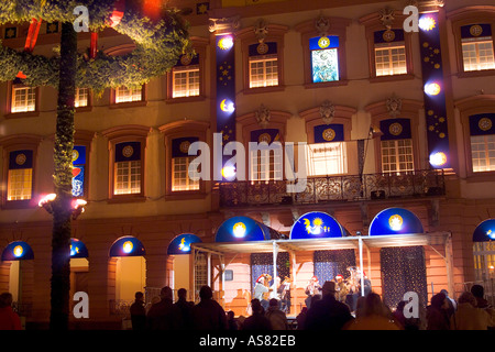 Calendrier de l'Avent à l'hôtel de ville illuminée, Gegenbach, Forêt-Noire, Bade-Wurtemberg, Allemagne, Europe Banque D'Images