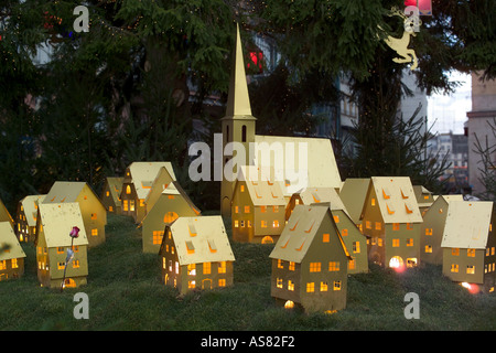 Modèle lumineux maisons village sous arbre de Noël, rue vide, rues, Strasbourg, Alsace, France, Europe Banque D'Images