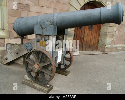 Forteresse russe fusil qui se trouve à l'extérieur du Château et Regimental Museum Monmouth South Wales GB UK 2004 Banque D'Images