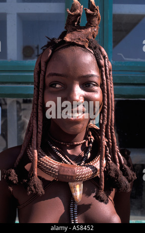 Teenage girl Himba montrant ses cheveux décoration distinctive et parures tribales Opuwo Namibie Banque D'Images