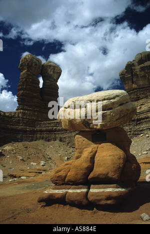 Les Navajos Twin Rocks derrière une formation plus petite près de Bluff, San Juan County, Utah, USA Banque D'Images