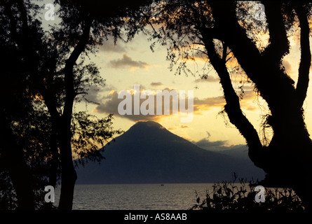 Lac Atitlan au lever du soleil vu de Panajachel Dept de Solola Guatemala volcan San Pedro Banque D'Images