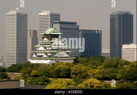 Château d'Osaka classique contraste avec les gratte-ciels modernes dans le quartier des affaires d'Osaka au Japon Banque D'Images