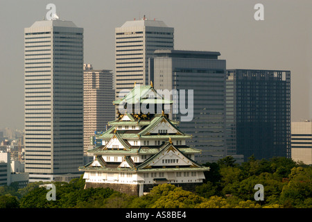 Château d'Osaka classique contraste avec les gratte-ciels modernes dans le quartier des affaires d'Osaka au Japon Banque D'Images