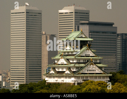 Château d'Osaka classique contraste avec les gratte-ciels modernes dans le quartier des affaires d'Osaka au Japon Banque D'Images