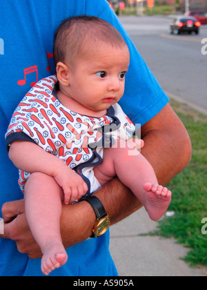 Josie Damle 2 mois views le monde au bras de son père Hemant Damle Banque D'Images