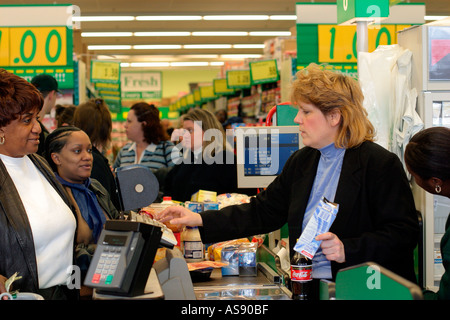 Hôtesse scanne l'épicerie de shopper à supermarché Food Basics Banque D'Images