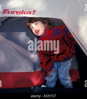 Mariel 5 Ouest donne sa tente un matin lors d'un voyage de canot-camping Banque D'Images