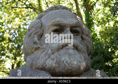 La Tombe de Karl Marx, Cimetière de Highgate London England UK Banque D'Images