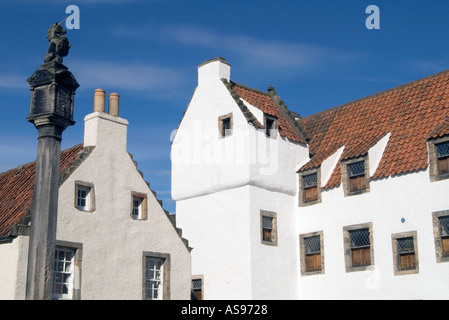 dh l'étude CULROSS FIFE maison blanchie à la chaux dans le corbeau étagé à la maison extrémité bâchée Banque D'Images