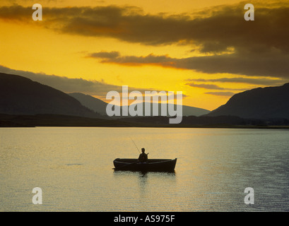 Pêcheur sur un bateau Loch Highland GFIM 1009 Banque D'Images