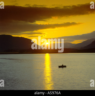 La pêche à la mouche de la truite brune sur un Loch Highland Ecosse GFIM 1016 Banque D'Images