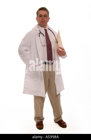 Médecin généraliste masculin caucasien en manteau blanc regardant vers le haut tout en tenant un dossier médical, USA. Banque D'Images