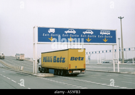 Camion de quitter Calais terminal d'expédition pour l'Autoroute Banque D'Images