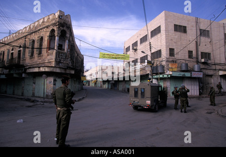Les soldats de la Force de défense d'Israël dans les rues d'Hébron lors d'un couvre-feu, à Hébron, en Cisjordanie, Israël. Banque D'Images
