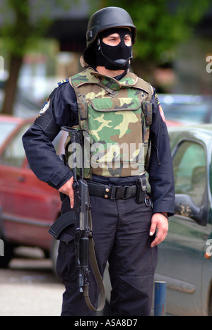 Les forces spéciales serbes de Bosnie au cours d'un Raid policier contre la mafia d'Europe de l'Est Banque D'Images