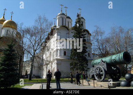 La Russie Moscou Le Tsar Cannon dans le complexe du Kremlin pèse 40 tonnes exprimées en 1586 Banque D'Images