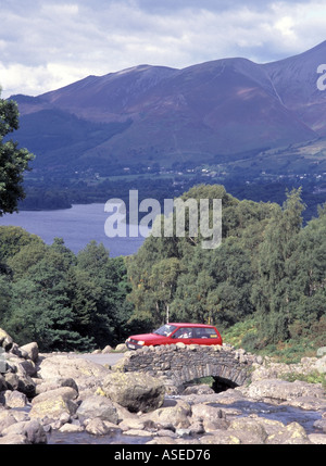 Ashness Bridge Keswick Lake District célèbre vieux pont packhorse vues vers Derwent water Whinlatter Skiddaw voiture en traversant Banque D'Images