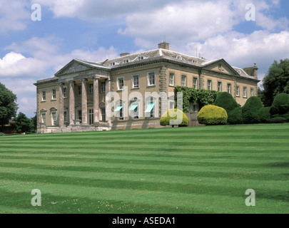Jardin à rayures, pelouse et stores pare-soleil Grade I classé Broadlands House Earl et Comtesse Mountbatten de Birmanie maison près de Romsey dans Test Valley Hampshire Royaume-Uni Banque D'Images