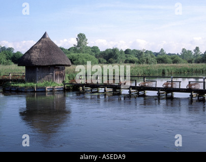 Longstock la rivière vallée couverte de chaume d'essai à côté de l'abri des pièges à anguilles fishermens Banque D'Images