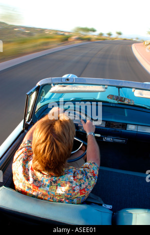 Homme assis sur le capot de voiture Vintage Route 66 Williams Arizona Banque D'Images