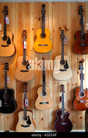 Guitares à vendre acoutic music shop Banque D'Images