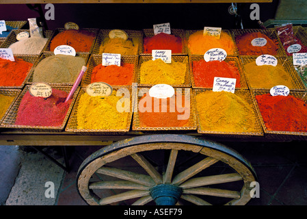 Nice Cote d'Azur France - poudres de curry et d'autres herbes et épices colorées en vente dans la vieille ville Banque D'Images