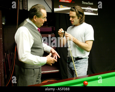 2004 Champion du monde de snooker Ronnie O Sullivan entraînée par mentor Ray Reardon Banque D'Images