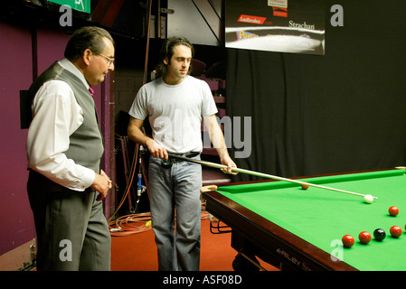 2004 Champion du monde de snooker Ronnie O Sullivan entraînée par mentor Ray Reardon Banque D'Images