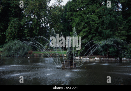 Fontaine dans le lac à Kew Gardens Surrey Middlesex, England UK Banque D'Images